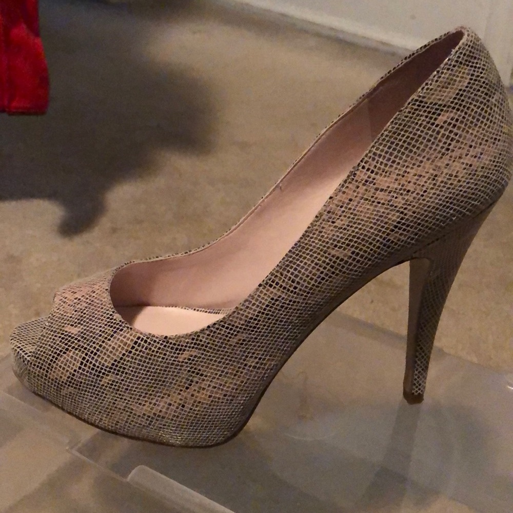 Peep toe pumps.